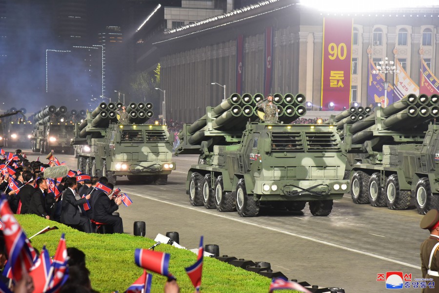 43-조선인민군창건 90돐경축 열병식